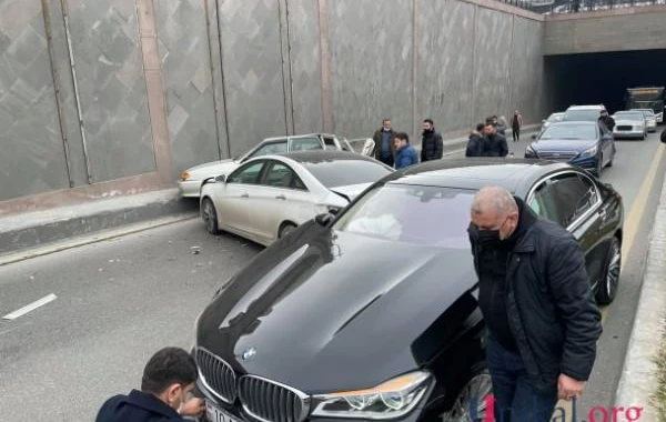 Bakıda "AA" seriyalı avtomobil qəza törətdi: yaralılar var - FOTO