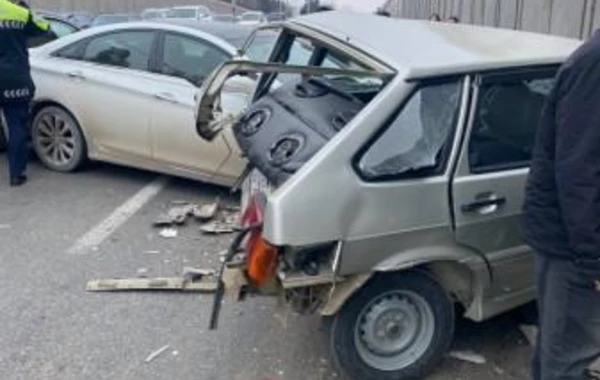 Bakıda "AA" seriyalı avtomobil qəza törətdi: yaralılar var - FOTO