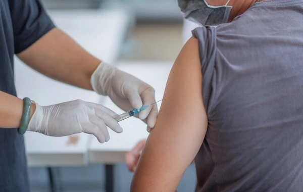 İsveçrədə koronavirus peyvəndi vurduran altı nəfər ölüb