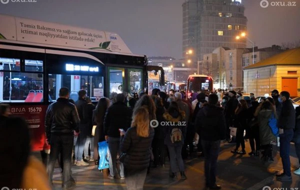 Столпотворение на автобусных остановках в Баку - ФОТОРЕПОРТАЖ