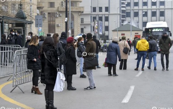 Столпотворение на автобусных остановках в Баку - ФОТОРЕПОРТАЖ