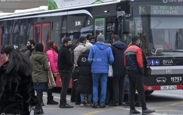 Столпотворение на автобусных остановках в Баку - ФОТОРЕПОРТАЖ