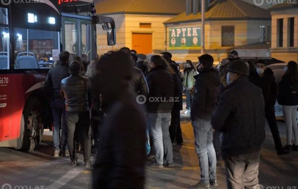 Столпотворение на автобусных остановках в Баку - ФОТОРЕПОРТАЖ