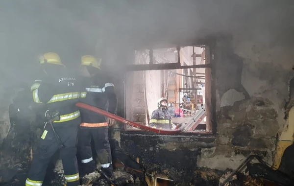 В частном доме в Баку вспыхнул пожар, есть погибший - ФОТО
