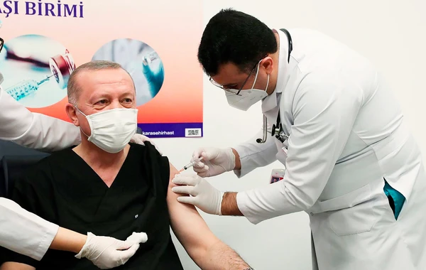 Ərdoğan “CoronaVac”ın ikinci dozası ilə peyvənd olunub