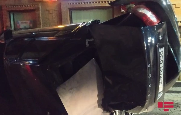Gəncədə "Lada Priora" polis maşınına çırpıldı - xəsarət alan var - FOTO