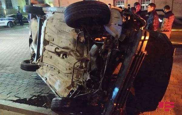Gəncədə "Lada Priora" polis maşınına çırpıldı - xəsarət alan var - FOTO