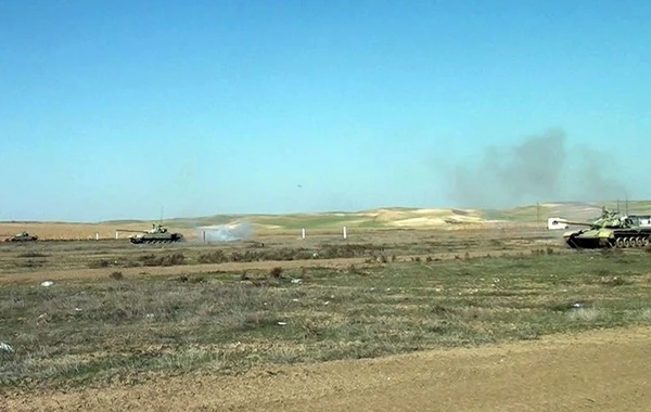 Azərbaycan tankçıları döyüş atışlarını icra ediblər - VİDEO
