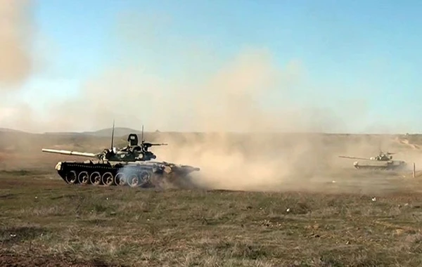 Azərbaycan tankçıları döyüş atışlarını icra ediblər - VİDEO