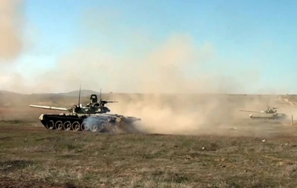 Боевые стрельбы азербайджанских танкистов - ВИДЕО