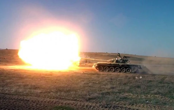 Боевые стрельбы азербайджанских танкистов - ВИДЕО