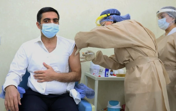 Ramin Bayramlı və Zaur Əliyev COVID-19 peyvəndinin ikinci dozasını vurdurub - FOTO