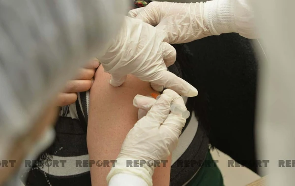 Azərbaycanda 100 yaşlı qadın koronavirus peyvəndi olunub - FOTO