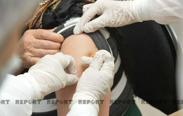 Azərbaycanda 100 yaşlı qadın koronavirus peyvəndi olunub - FOTO