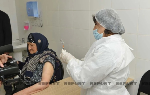 Azərbaycanda 100 yaşlı qadın koronavirus peyvəndi olunub - FOTO