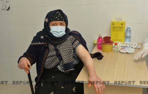 Azərbaycanda 100 yaşlı qadın koronavirus peyvəndi olunub - FOTO