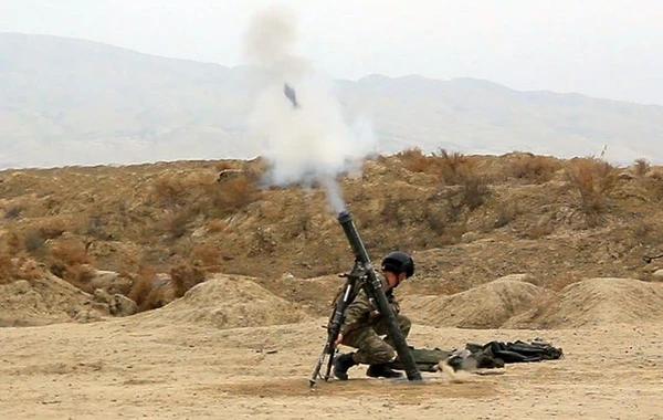 Minaatan batareyaları döyüş atışları icra edir - FOTO