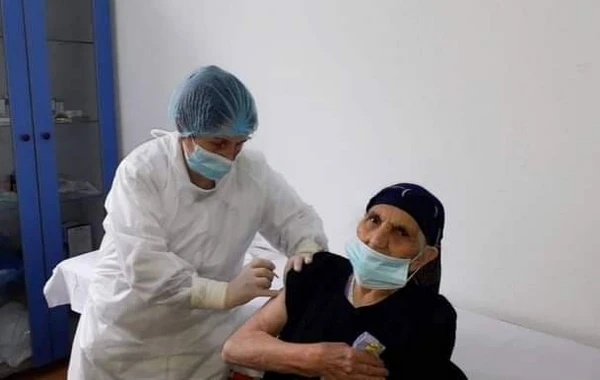 Gədəbəydə 101 yaşlı qadın koronavirusa qarşı peyvənd edildi - FOTO