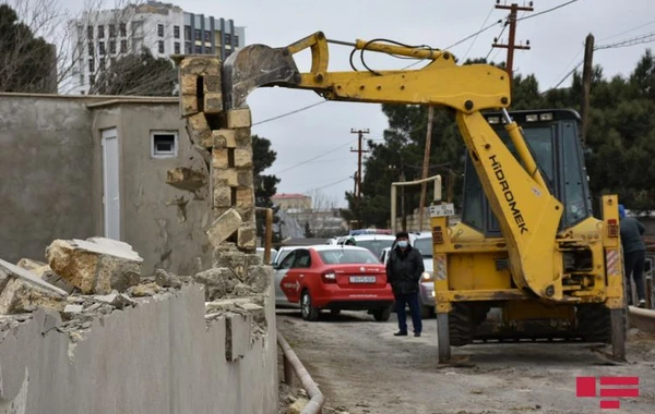 Bakının bu ünvanında qanunsuz tikili və hasarlar sökülür - FOTO