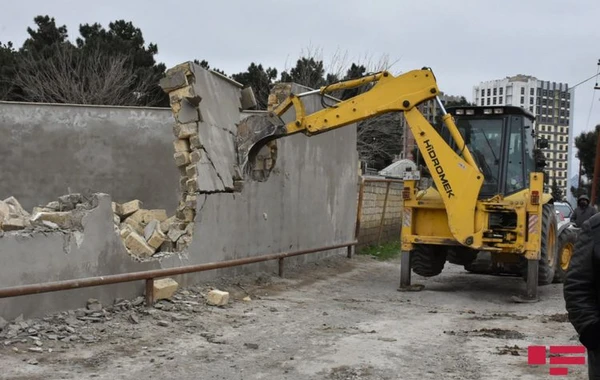 Bakının bu ünvanında qanunsuz tikili və hasarlar sökülür - FOTO
