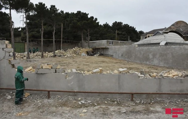 Bakının bu ünvanında qanunsuz tikili və hasarlar sökülür - FOTO
