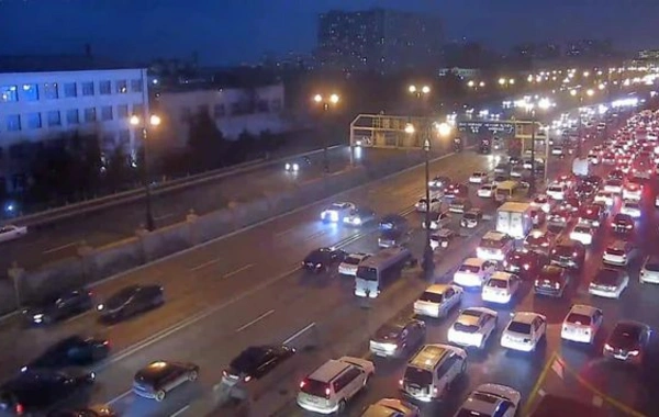 Bakının mərkəzi küçələrində tıxac yaranıb: Avtobuslar gecikir - FOTO