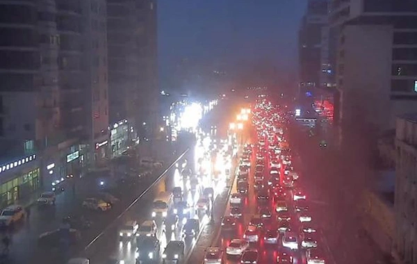 Bakının mərkəzi küçələrində tıxac yaranıb: Avtobuslar gecikir - FOTO