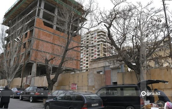 Bakıda tikinti şirkəti vətəndaşın obyektini bir ildi qanunsuz dağıdıb və bərpa etmək istəmir - FOTO/VİDEO