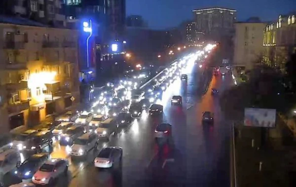 Пробки на центральных улицах Баку усложняют работу автобусов - ФОТО
