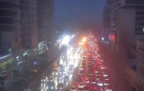 Пробки на центральных улицах Баку усложняют работу автобусов - ФОТО