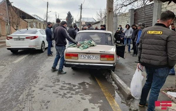 Azərbaycanda avtomobil işıq dirəyinə çırpılıb, sürücü ölüb - FOTO