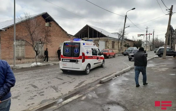 Azərbaycanda avtomobil işıq dirəyinə çırpılıb, sürücü ölüb - FOTO