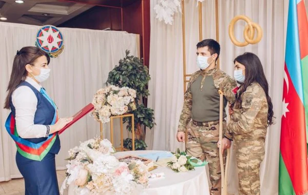 Qazimiz müharibədə əsgərlərə kömək edən tibb bacısı ilə nikah bağladı - FOTO