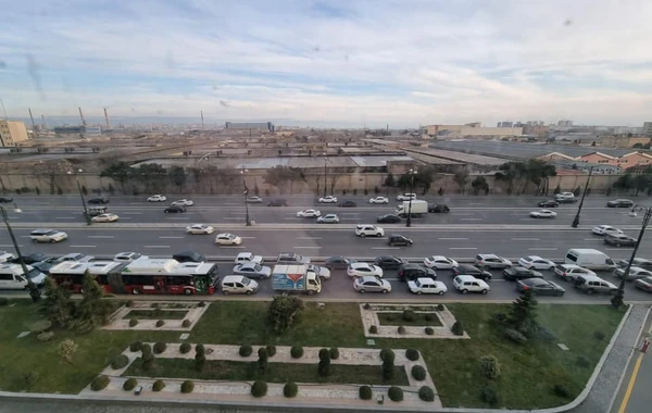 Bakıda yolun ortasına beton qarışığının tökülməsi sıxlığa səbəb olub - FOTO