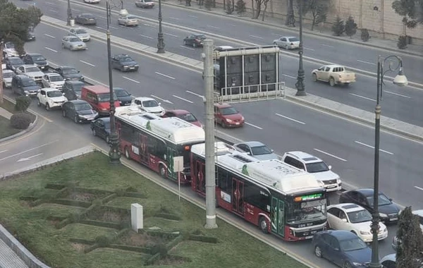 Пробка на одном из основных проспектов Баку усложнила работу автобусов - ФОТО