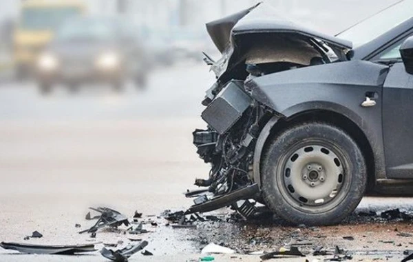 Cəlilabadda yol qəzası: “Mercedes” işıq dirəyinə çırpılıb onu aşırdı - FOTO