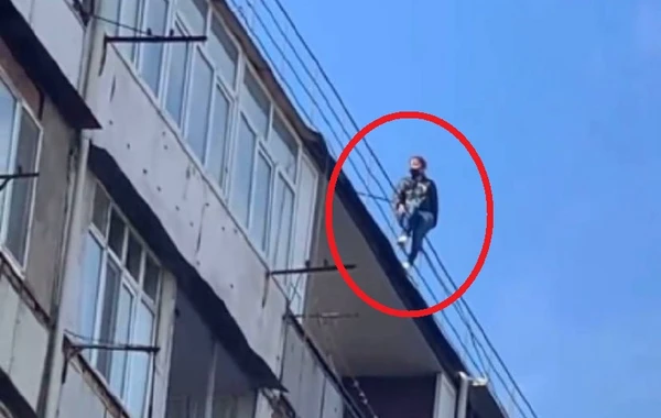 Bakıda gənc qadın özünü binadan atmaq istədi, son anda xilas olundu - ANBAAN VİDEO