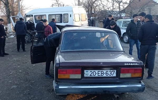 Azərbaycanda mikroavtobus qəzaya uğrayıb, xəsarət alanlar var - FOTO