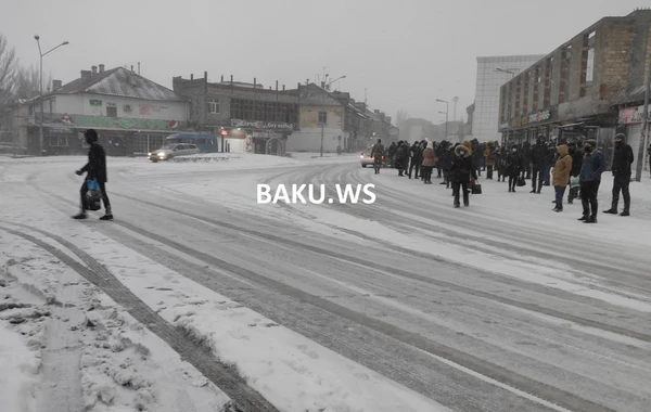 В Баку снегопад парализовал движение транспорта - ФОТО/ВИДЕО