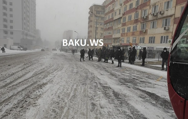В Баку снегопад парализовал движение транспорта - ФОТО/ВИДЕО