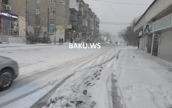 В Баку снегопад парализовал движение транспорта - ФОТО/ВИДЕО