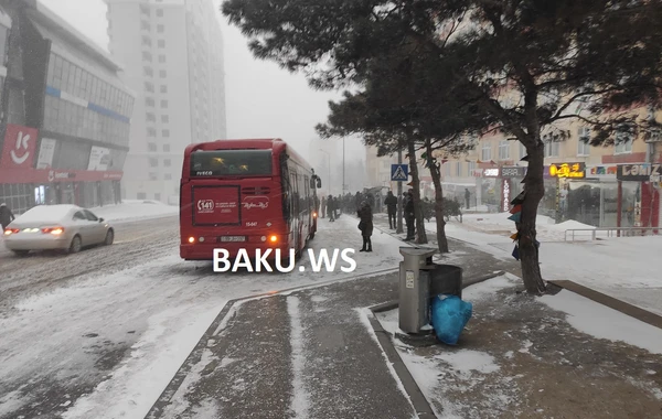 В Баку снегопад парализовал движение транспорта - ФОТО/ВИДЕО