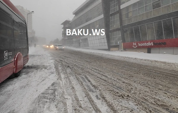 В Баку снегопад парализовал движение транспорта - ФОТО/ВИДЕО