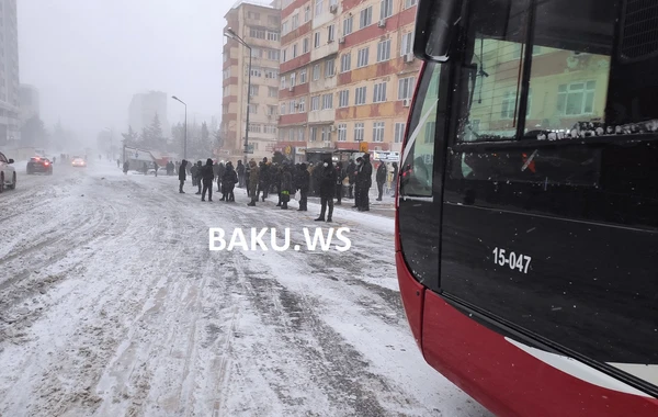 В Баку снегопад парализовал движение транспорта - ФОТО/ВИДЕО