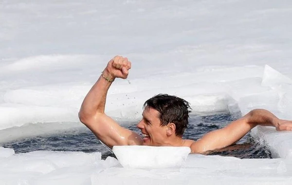 Donmuş göldə buzu qıraraq üzən dalğıc dünya rekordu qırıb - VİDEO