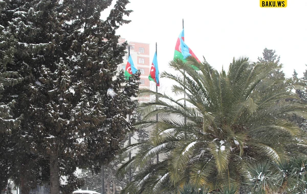 Qarlı Bakı FOTOLARDA