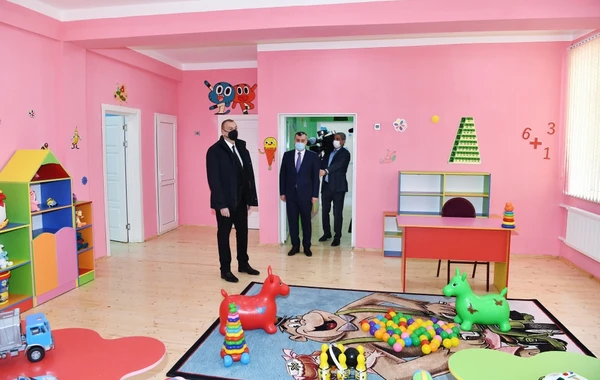Ильхам Алиев принял участие в церемонии предоставления квартир семьям шехидов и инвалидам войны - ФОТО