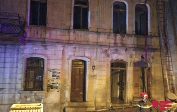 Bakıda qalereyada gözlənilməz olay - rəsm əsərləri yandı - FOTO
