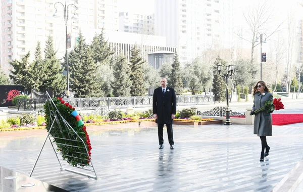 Ильхам Алиев и Мехрибан Алиева посетили мемориал "Крик матери" в Баку - ВИДЕО