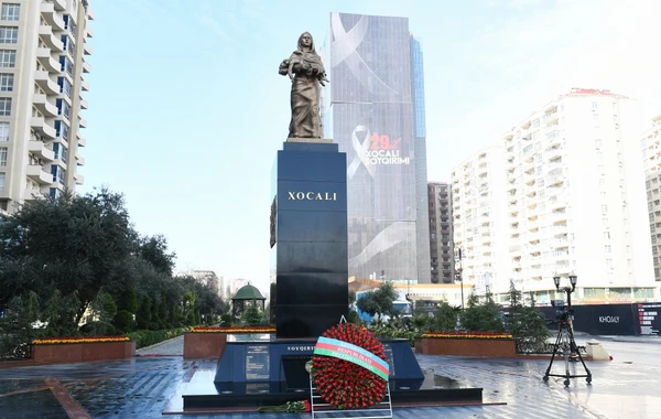 Ильхам Алиев и Мехрибан Алиева посетили мемориал "Крик матери" в Баку - ВИДЕО